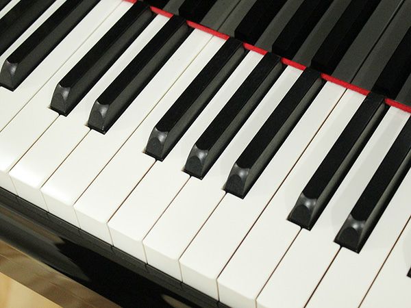  中古グランドピアノ　YAMAHA（ヤマハ）C5L　ニューアイボリー