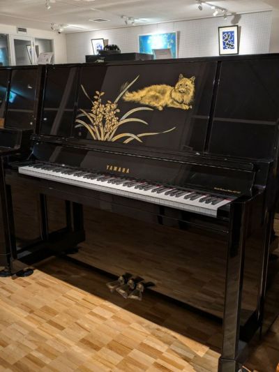 YAMAHA（ヤマハ） 微風（そよかぜ）アート 100周年記念 歴史的名作ピアノ センチュリーカスタム 沈金 漆芸 猫 キャッツ キティー オンリーワン 最高級 中古