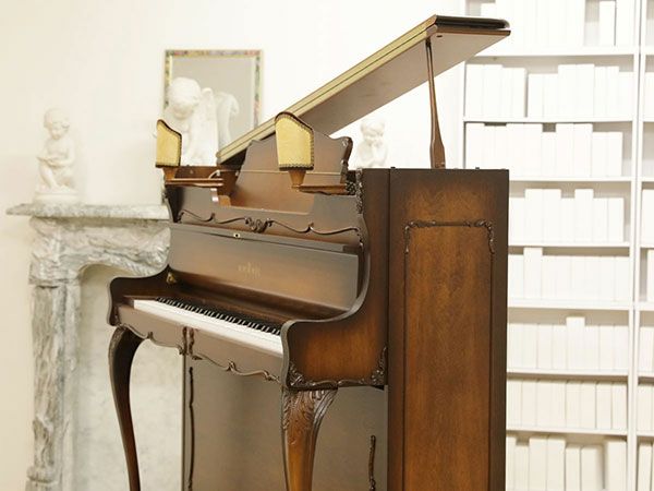 中古ピアノ SCHIMMEL（シンメル）UP112B ランプ付 バロック様式の逸品 ドイツ名門メーカー 家具調モデル 中古ピアノ・新品ピアノ販売専門店  グランドギャラリーオンラインショップ