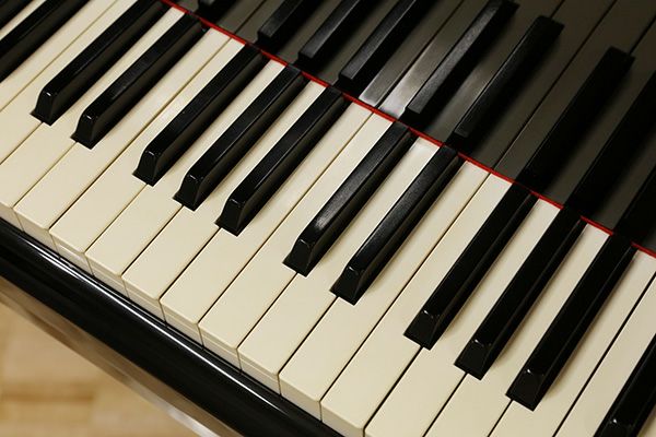 中古グランドピアノ　KAWAI（カワイ）RX2G-EU　ファインアイボリー（白鍵）、ファインエボニー（黒鍵）
