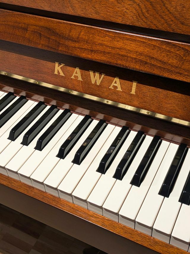 中古ピアノ　KAWAI（カワイ）C38W　ブランドロゴ