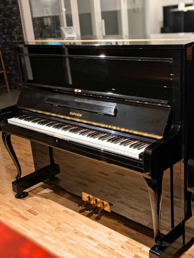 中古ピアノ DIAPASON（ディアパソン）DR125BF ディアパソンの上品な黒  