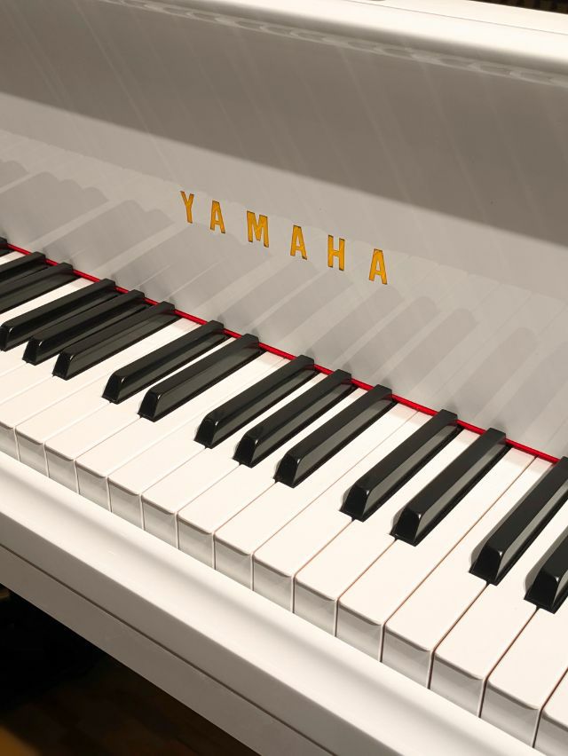 ホワイトピアノ　YAMAHA（ヤマハ）G5E　中古　ブランドロゴ