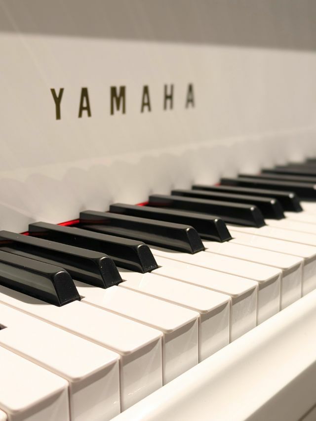 ホワイトピアノ　YAMAHA（ヤマハ）G5E　中古　鍵盤