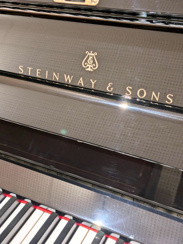 STEINWAY&SONS(HAM)（スタインウェイ＆サンズ）K132　ブランドロゴ