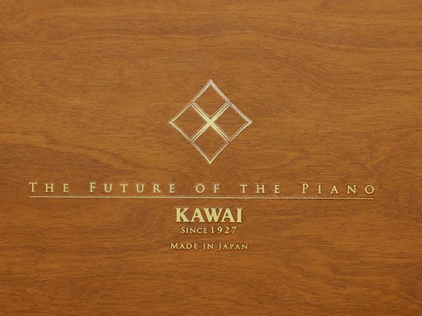 中古アップライトピアノ　KAWAI（カワイ）K400　アンバーバーチ　マーク