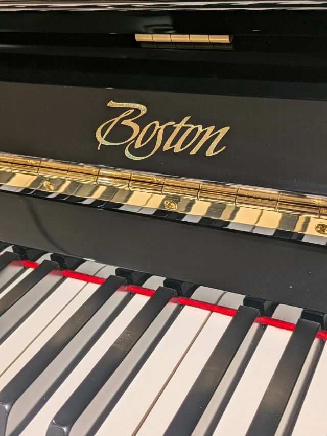 中古ピアノ　BOSTON（ボストン）UP118EPE　ロゴ