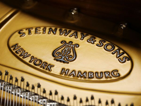 STEINWAY&SONS（スタインウェイ＆サンズ）B211　マホガニー　ロゴ