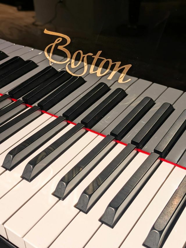 中古グランドピアノ　BOSTON（ボストン）GP163II　ブランドロゴ