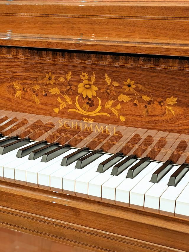 SCHIMMEL（シンメル） 112LS 中古ピアノ 花柄象嵌入り エレガントに