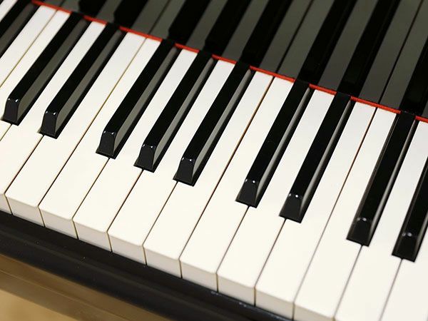 中古グランドピアノ　KAWAI（カワイ）SK5　ファインアイボリー・ファインエボニー