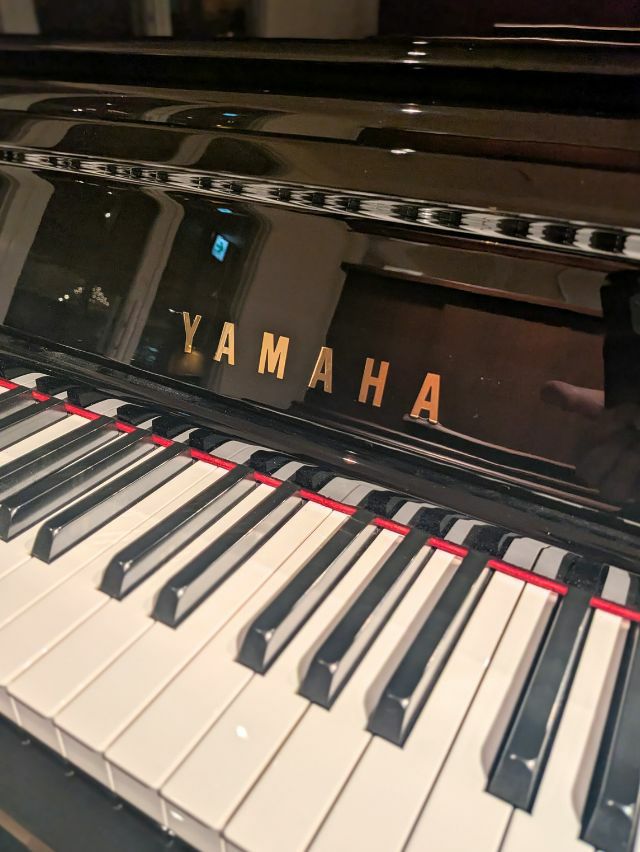中古ピアノ　YAMAHA（ヤマハ）UX10A　ブランドロゴ