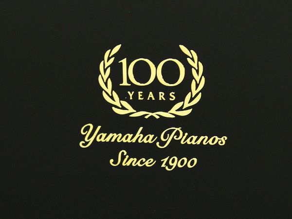 中古ピアノ　YAMAHA（ヤマハ）YU3C　記念ロゴ