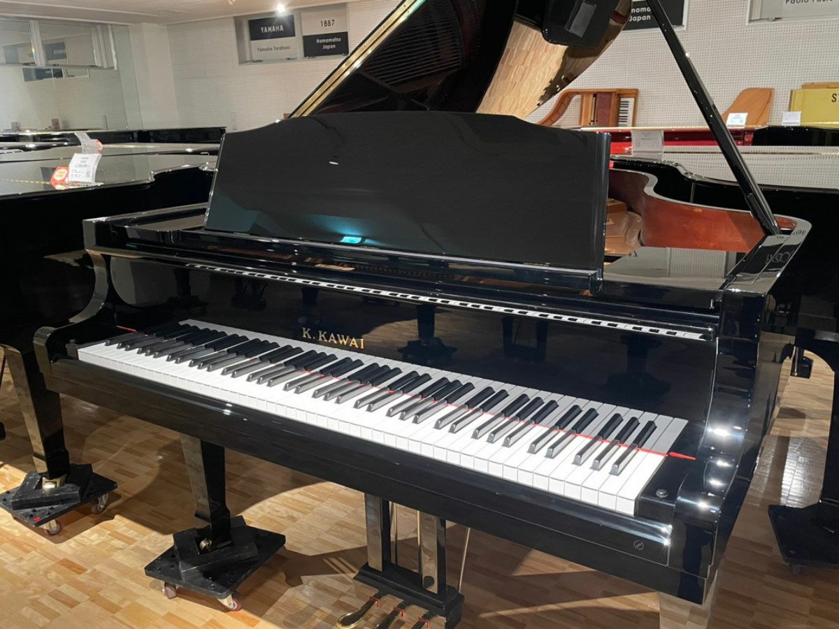 中古グランドピアノ KAWAI（カワイ）R1 SKシリーズと同様に原器工程で 
