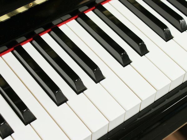 中古ピアノ　BOSTON（ボストン）UP118E　白鍵＆黒鍵