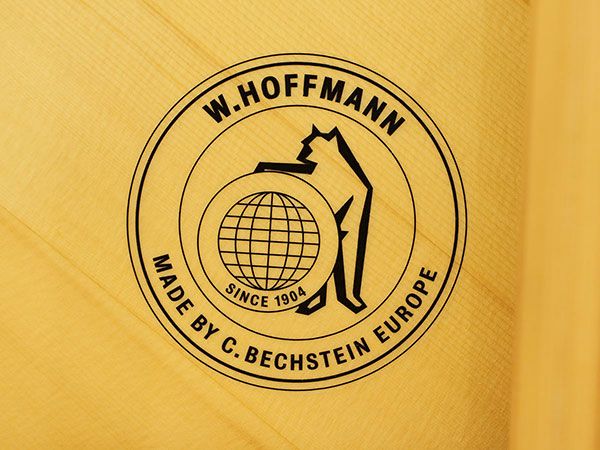 中古ピアノ　W.HOFFMANN（ホフマン）WH126P　響板ロゴ