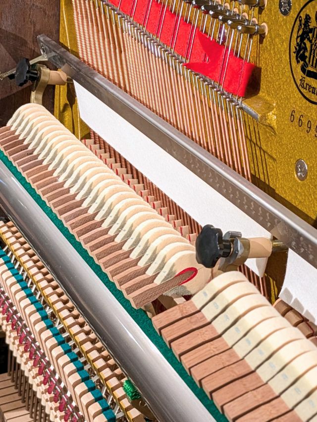 中古ピアノ　LICHTENSTEIN（リヒテンスタイン）KS605　弦