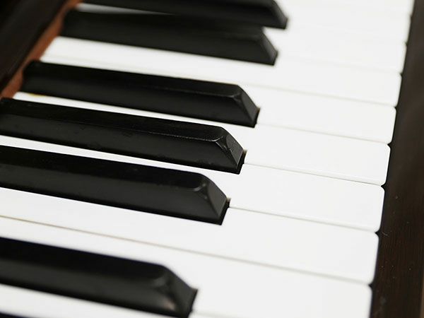中古ピアノ　KREUTZER（クロイツェル）MK500　白鍵・黒鍵