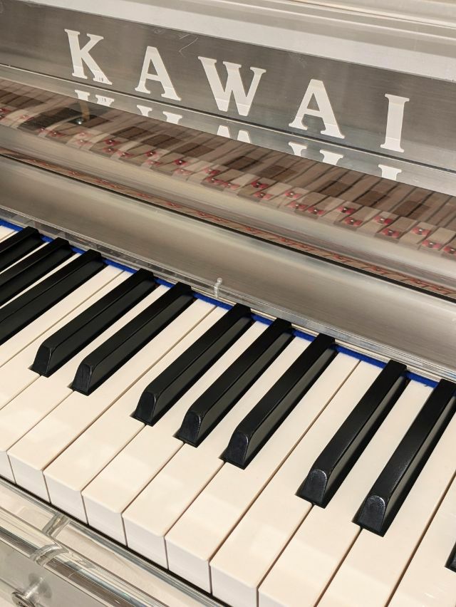 中古グランドピアノ　KAWAI（カワイ）CR40A　ブランドロゴ