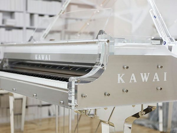 中古グランドピアノ　KAWAI（カワイ）CR40A　側面ロゴ