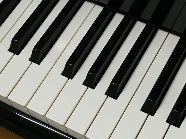 中古グランドピアノ　KAWAI（カワイ）RX3H　ファインエボニー（黒鍵）、ファインアイボリー（白鍵）