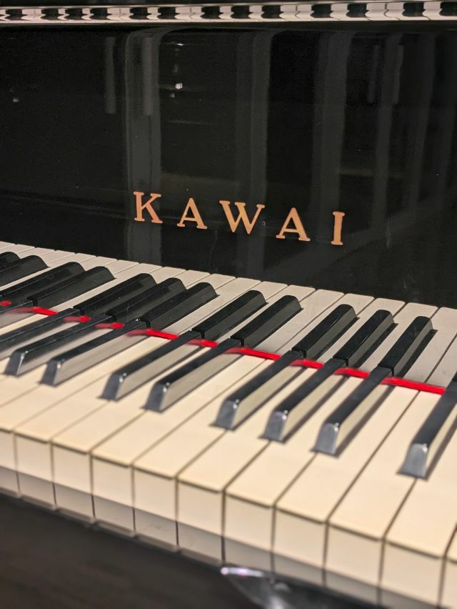 中古ピアノ　KAWAI（カワイ）K81　ブランドロゴ