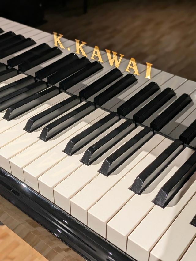 中古グランドピアノ　KAWAI（カワイ）GX1LE　ブランドロゴ
