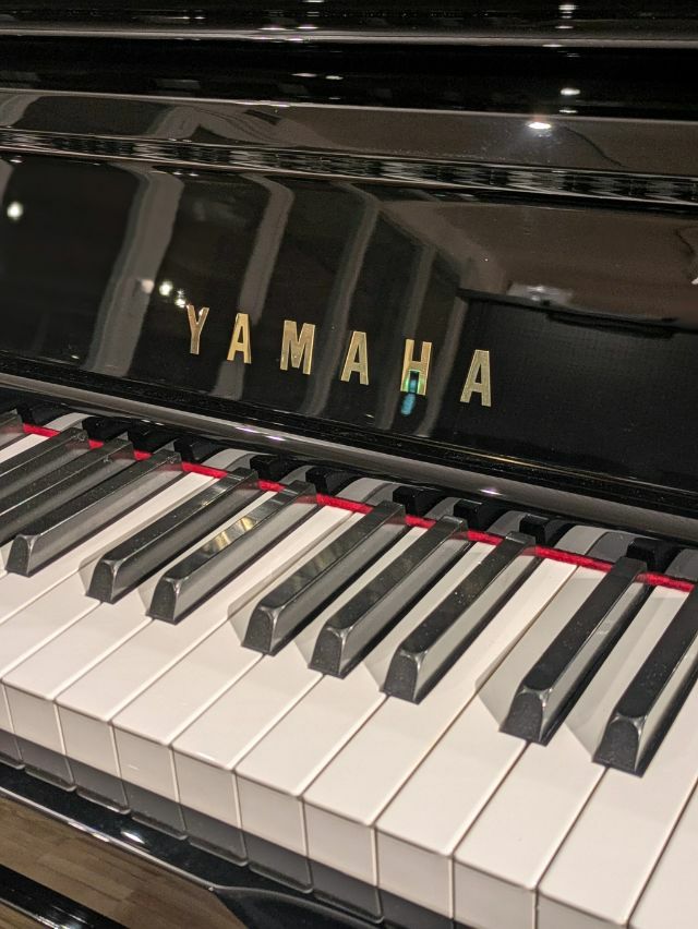 中古ピアノ　YAMAHA（ヤマハ）UX30Bl　ブランドロゴ