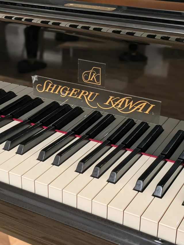 中古グランドピアノ　KAWAI（カワイ）SK3LN　ブランドロゴ