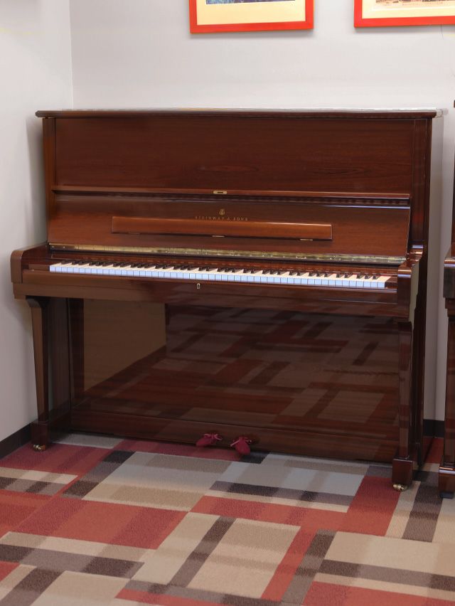 中古スタインウェイ (STEINWAY＆SONS）K132　ハンブルグ製・マホガニー　