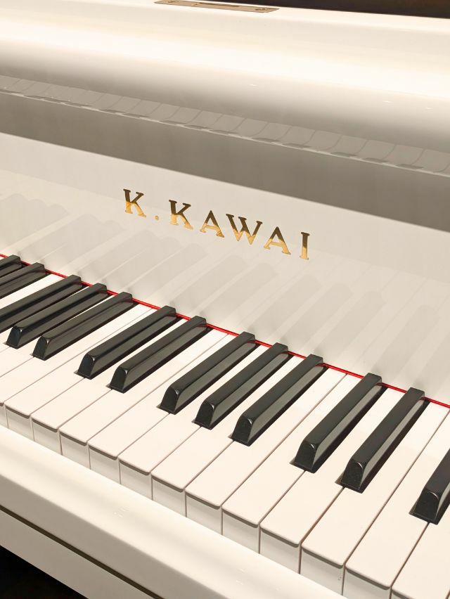 中古グランドピアノ　KAWAI（カワイ）GS30　ホワイト　ブランドロゴ