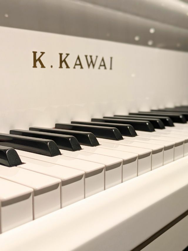 中古グランドピアノ　KAWAI（カワイ）GS30　ホワイト　鍵盤