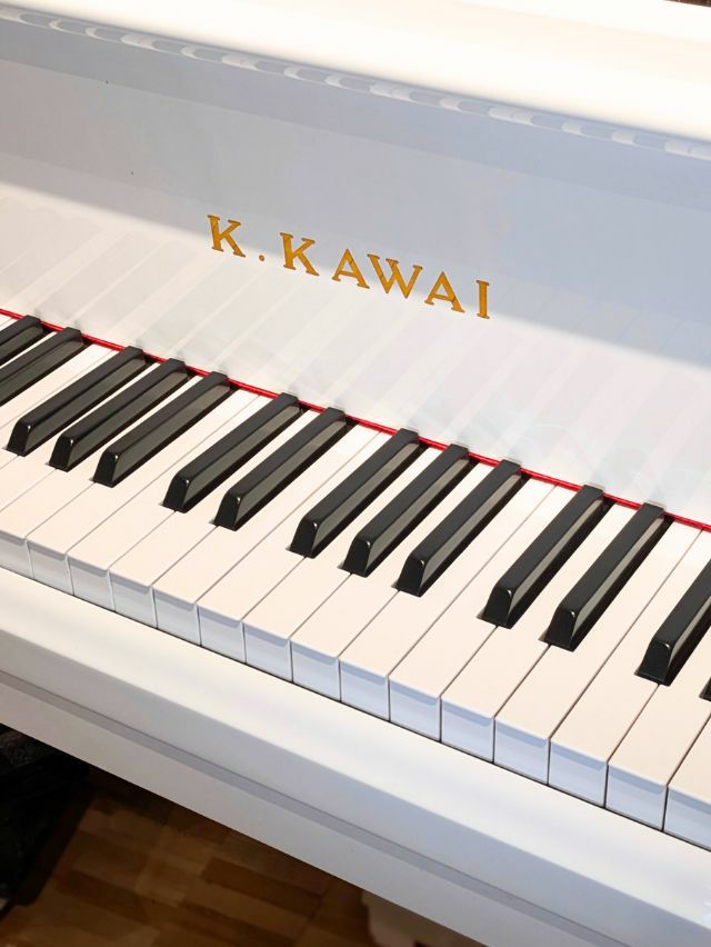 中古グランドピアノ　KAWAI（カワイ）KG3E　ホワイトグランド　ブランドロゴ