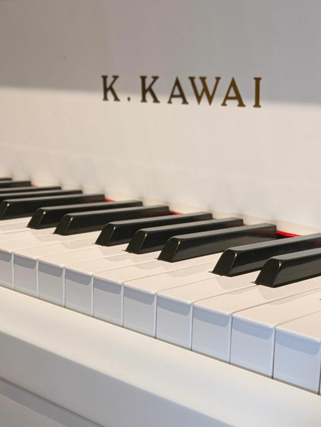 中古グランドピアノ　KAWAI（カワイ）KG3E　ホワイトグランド　鍵盤