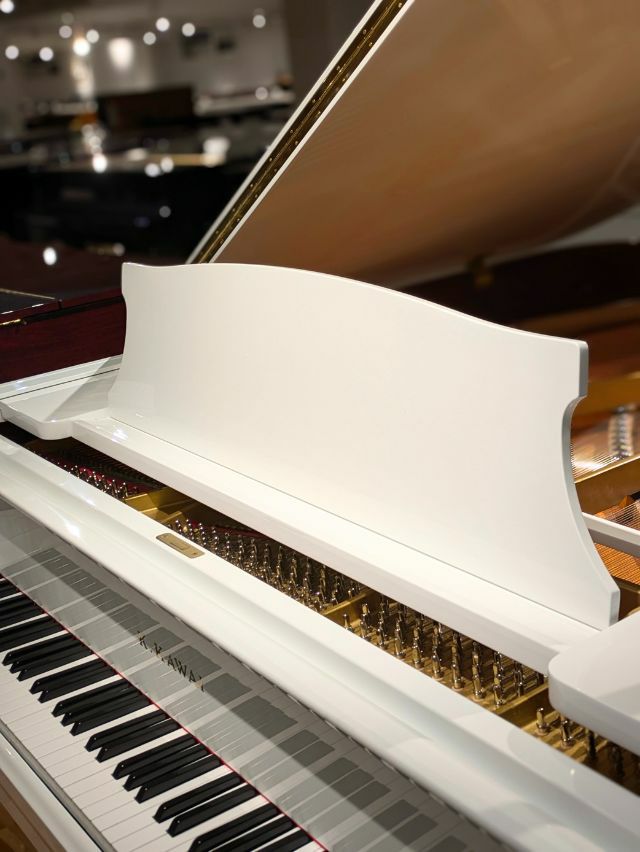 中古グランドピアノ　KAWAI（カワイ）KG3E　ホワイトグランド　譜面台