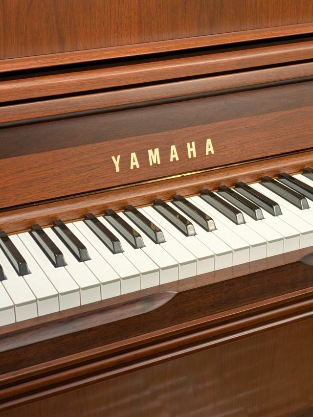 中古ピアノ　YAMAHA（ヤマハ）UX300Wn　ブランドロゴ