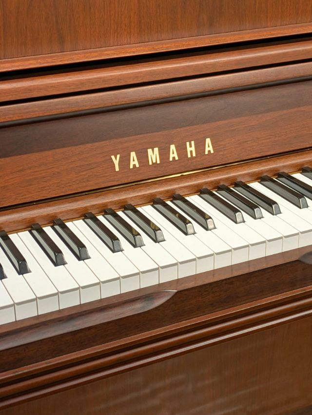 中古ピアノ　YAMAHA（ヤマハ）UX300Wn　ブランドロゴ