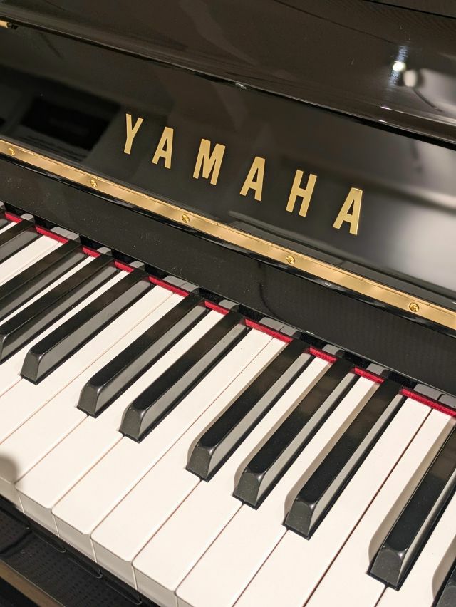 中古ピアノ　YAMAHA（ヤマハ）UX10Bl　ブランドロゴ