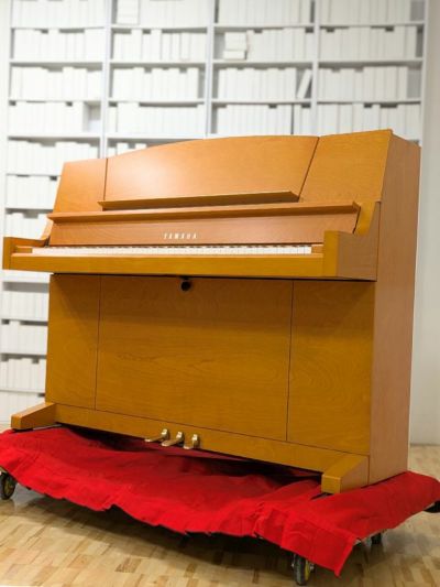 YAMAHA(ヤマハ) MI201 中古ピアノ 伝統の木工技術で紡ぐ独創的なデザイン