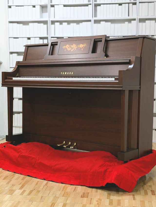 YAMAHA(ヤマハ) W100Wn 中古ピアノ 象嵌装飾が美しいヤマハ