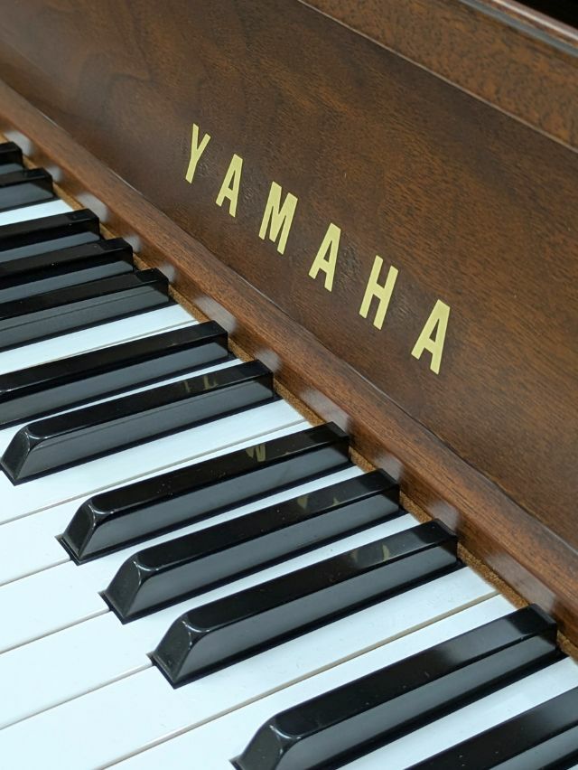 YAMAHA(ヤマハ) W100Wn 中古ピアノ 象嵌装飾が美しいヤマハ