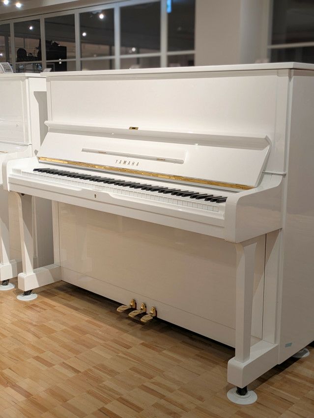 YAMAHA U1Hアップライトピアノ　ホワイト 中古ピアノ YAMAHA（ヤマハ）U1H ホワイト 上品な白い猫脚ピアノ