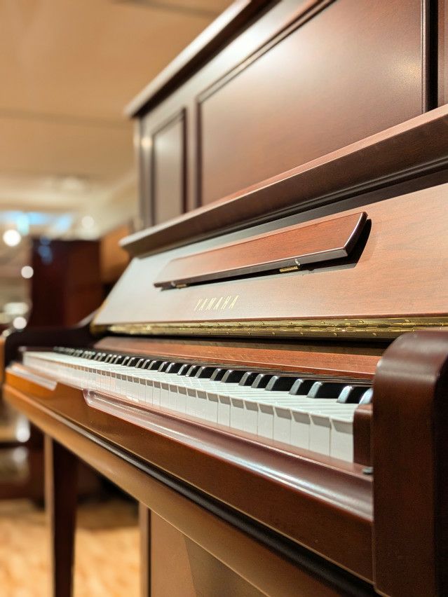 YAMAHA(ヤマハ) YU3Wn 中古ピアノ 豊かな中低音♪窓型装飾が美しい木目